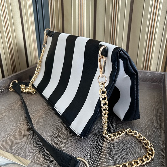 Inzi black and white bag with gold chain strap - Picture 2 of 11